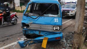 Kecelakaan Angkot di Leuwiliang, Dua Pengendara Motor Dilarikan ke Rumah Sakit Kecelakaan di Leuwiliang, Angkot, Pengendara Motor, Rumah Sakit