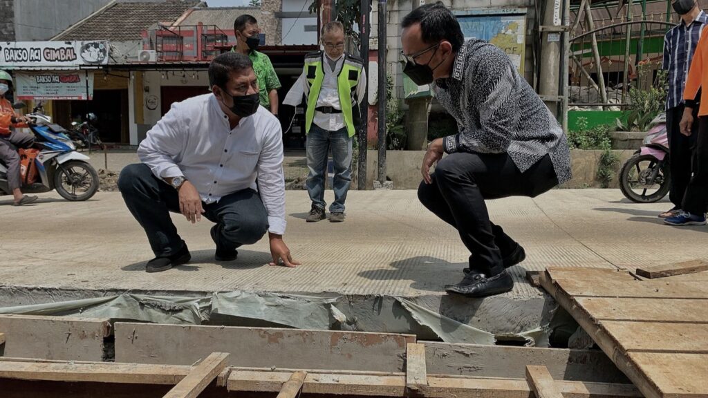 Bima Arya, Betonisasi Jalan Mekarwangi, Mekarwangi, Tahap Pertama