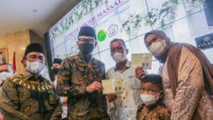Serahkan Buku Nikah Massal, Wali Kota Bogor Apresiasi Konsistensi KWB Nikah Massal, Wali Kota Bogor, Apresiasi, Konsistensi, KWB