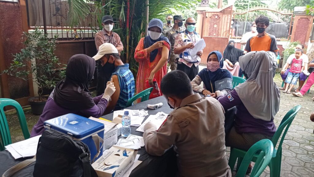 Tim Vaksin Hunter Sasar 218 Warga Cibinong Tim Vaksin Hunter, Vaksinasi Kabupaten Bogor, Vaksinasi Covid-19, Percepatan Vaksinasi, Warga Cibinong