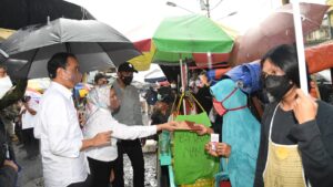 Pendapatan Menurun Akibat Pandemi, Jokowi Berikan Bantuan bagi Pedagang Pasar Kertek Pendapatan Menurun, Pandemi, Presiden Jokowi, Bantuan, Pedagang Pasar, Pasar Kertek