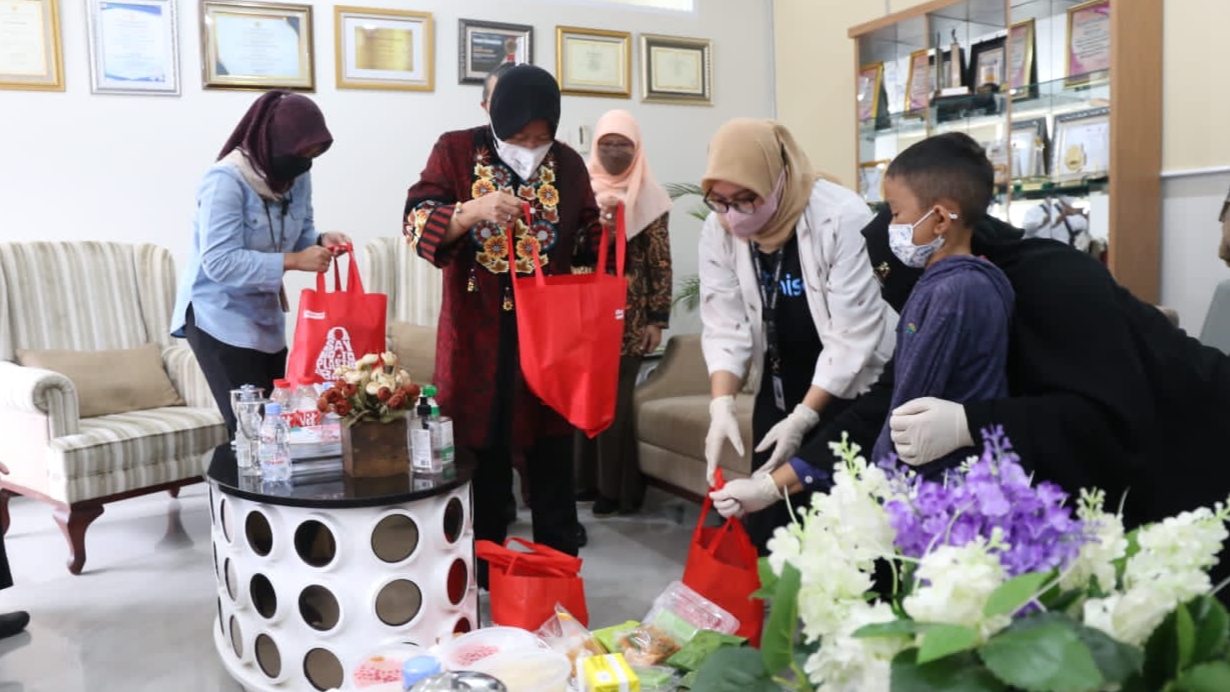 Mensos Risma, Tri Rismaharini, Yatim Piatu, Penderita TBC, RSUD Ciawi