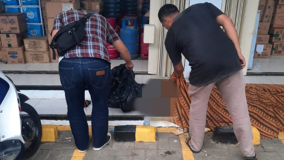 Polsek Caringin, Penyelidikan, Temuan Mayat, Halaman Indomaret