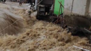 Luapan Sungai Cidurian Menerjang Rumah Warga Harkatjaya Sungai Cidurian, Sungai Cidurian Meluap, Warga Harkatjaya, Harkatjaya