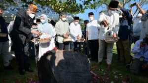 17 Tahun Tsunami Aceh, Gubernur Jabar Ziarah Kubur hingga Do'a Bersama 17 Tahun Tsunami Aceh, Gubernur Jabar, Ziarah Kubur, Tsunami Aceh, Do'a Bersama