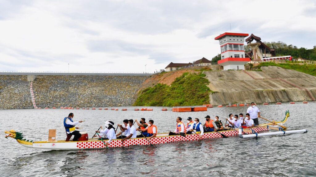 Naik Perahu Naga, Jokowi Resmikan Bendungan Ladongi Kolaka Timur Perahu Naga, Jokowi, Bendungan Ladongi, Kolaka Timur