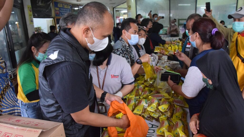 Perumda PPJ Gelar Pangan Murah, Pengunjung Ramai Beli Minyak Goreng Perumda PPJ, Pangan Murah, Pengunjung Pasar, Minyak Goreng