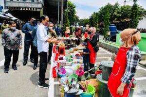 Jokowi Berikan Bantuan untuk Pedagang Pasar Sederhana di Bandung Jokowi, Pedagang Pasar, Pasar Sederhana, Bandung