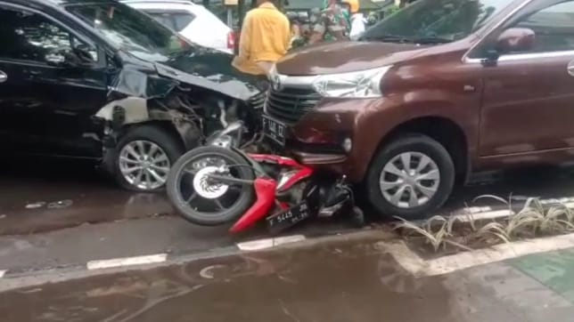Kecelakaan Beruntun di Jalan Sudirman, Tiga Orang Dilarikan ke RS Kecelakaan Beruntun, Jalan Sudirman, RS, RS PMI