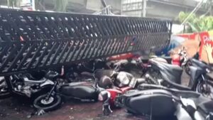 Angin Kencang di Kota Bogor, Reklame Roboh Menimpa Puluhan Kendaraan Angin Kencang, Bencana Kota Bogor, Reklame Roboh, Pohon Tumbang, Kendaraan Motor, Hujan Deras