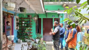 Lurah Pakuan Bagikan Sembako dan Vitamin untuk Warga Isoman Kelurahan Pakuan, Sembako, Vitamin, Warga Bogor, Isoman