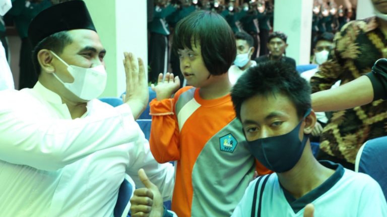 Obor PeSOnas, PeSOnas, Gus Yasin, Taj Yasin Maemoen, Sekolah, Anak Berkebutuhan Khusus