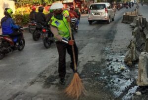 Aksi Polantas Jakbar Menyapu Jalan Akibat Tercecer Oli Polisi, Polres Jakbar, Polantas Jakbar, Menyapu Jalan, Tercecer Oli