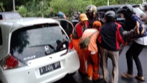 Aksi Cepat Personel Sat Lantas Jakbar Tolong Warga Kecelakaan Aksi Cepat, Sat Lantas Jakbar, Polres Jakbar, Kecelakaan