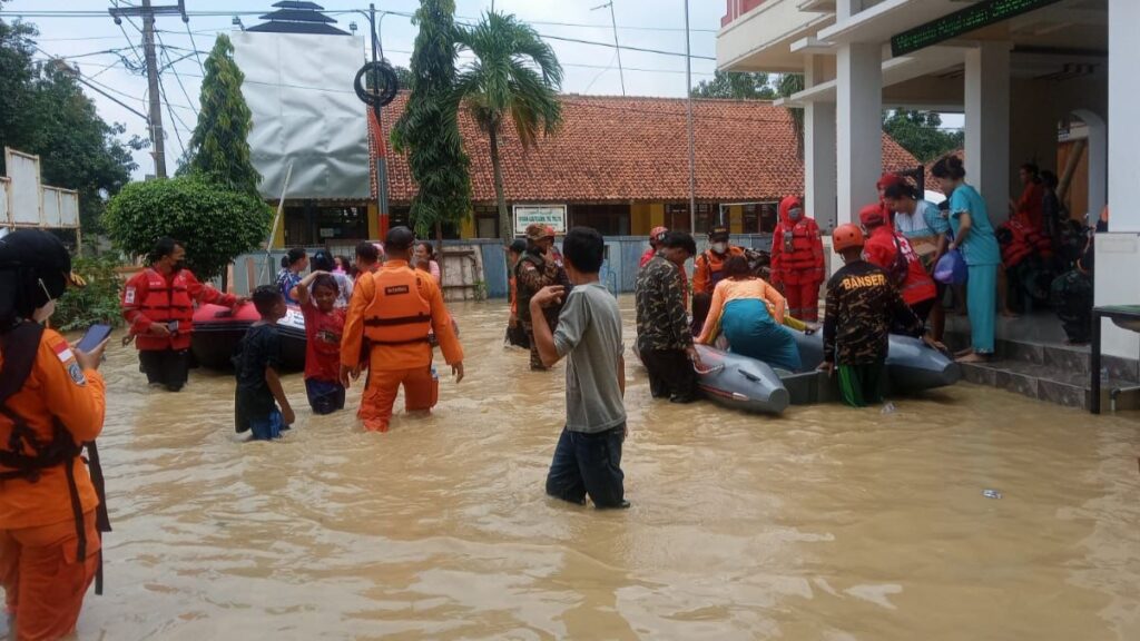 Banjir Merendam 964 Rumah Warga Cirebon Banjir Cirebon, Banjir, Rumah Warga, Warga Cirebon, Cirebon