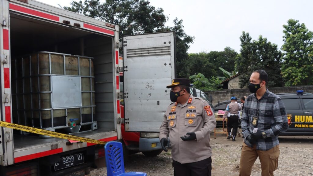 Penimbun BBM Bersubsidi di Gunung Putri Ditangkap Penimbun BBM, BBM Bersubsidi, Gunung Putri, Ditangkap Polisi