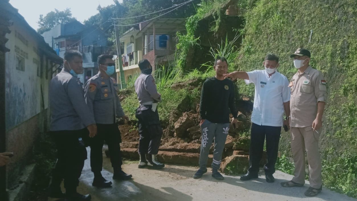 Jalan Terputus, Longsor, Megamendung