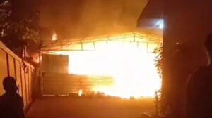 Gudang Makanan di Karadenan Terbakar, Kerugian 150 Juta Gudang Makanan, Karadenan, Kebakaran, Kerugian