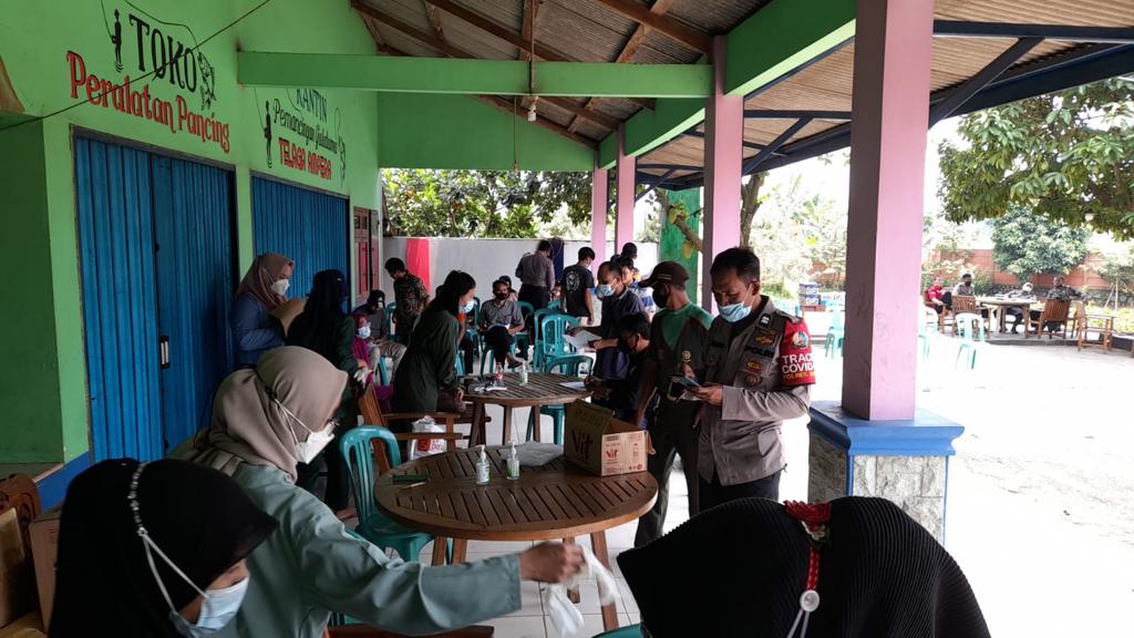 Polsek Cileungsi Gelar Vaksinasi untuk Pekerja Hiburan Malam Polsek Cileungsi, Vaksinasi Kabupaten Bogor, Pekerja Hiburan Malam, Tempat Hiburan Malam,
