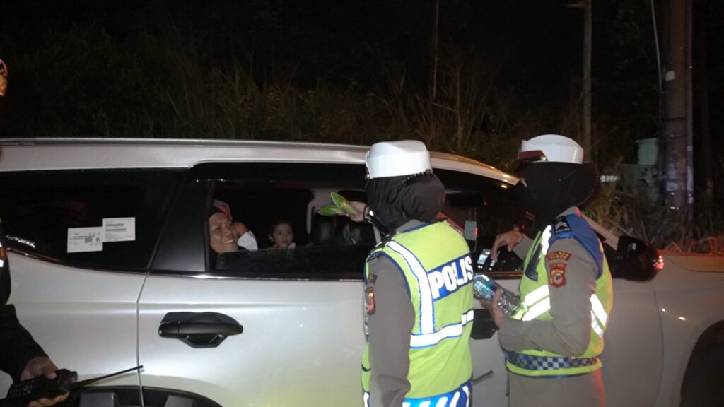 Jalur Puncak Bogor Macet, Polisi Bagikan Makanan dan Minuman Jalur Puncak, Puncak Bogor, Jalan Macet, Polres Bogor, Makanan dan Minuman