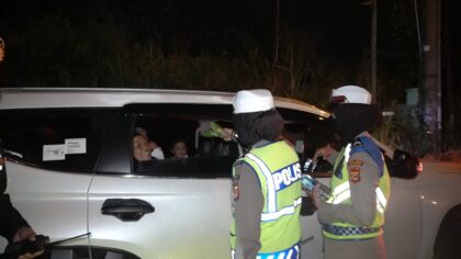 Jalur Puncak Bogor Macet, Polisi Bagikan Makanan dan Minuman Jalur Puncak, Puncak Bogor, Jalan Macet, Polres Bogor, Makanan dan Minuman