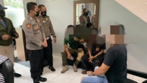 Potongan Rambut Tak Sesuai, Pegawai DP Barbershop Ditodong Celurit Potongan Rambut, Barbershop, Ditodong Celurit, Jonggol