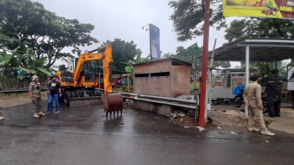 Petugas Bongkar Bangunan Liar dan Lapak PKL di Ciawi Satpol PP Kabupaten Bogor, Bangunan Liar, Lapak PKL, PKL Ciawi, Ciawi