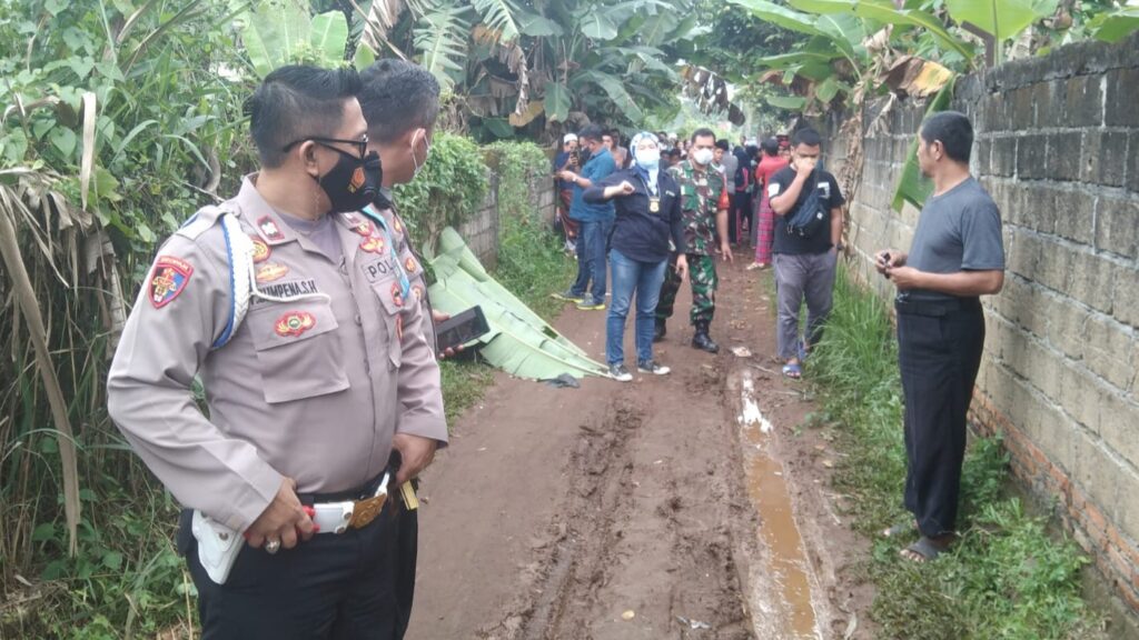 Mayat Dalam Kantong Plastik Gegerkan Warga Karadenan Mayat Dalam Plastik, Mayat Perempuan, Warga Karadenan, Karadenan