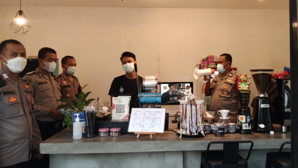 Polsek Cileungsi Patroli di Sejumlah Cafe, Jika Melanggar Akan Ditutup Polsek Cileungsi, Patroli Gabungan, Cafe Cileungsi, Cafe, Melanggar Prokes,