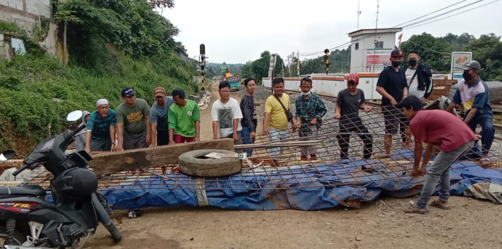Tuntut Akses, Warga Cipaku Blokade Proyek Double Trek Akses, Warga Cipaku, Blokade, Proyek Double Trek, Double Trek