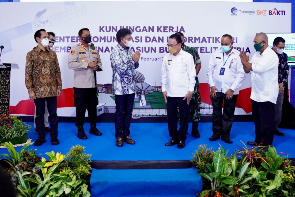 kominfo-menteri-johnny-kunjungan-Kupang-stasiun-bumi-Berto-3