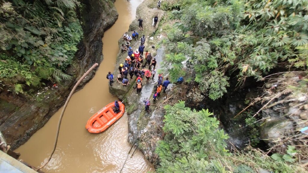 Sampah, Kakek, Tajur, Sungai Ciliwung Bersihkan Sampah, Seorang Kakek di Tajur Hanyut di Sungai Ciliwung