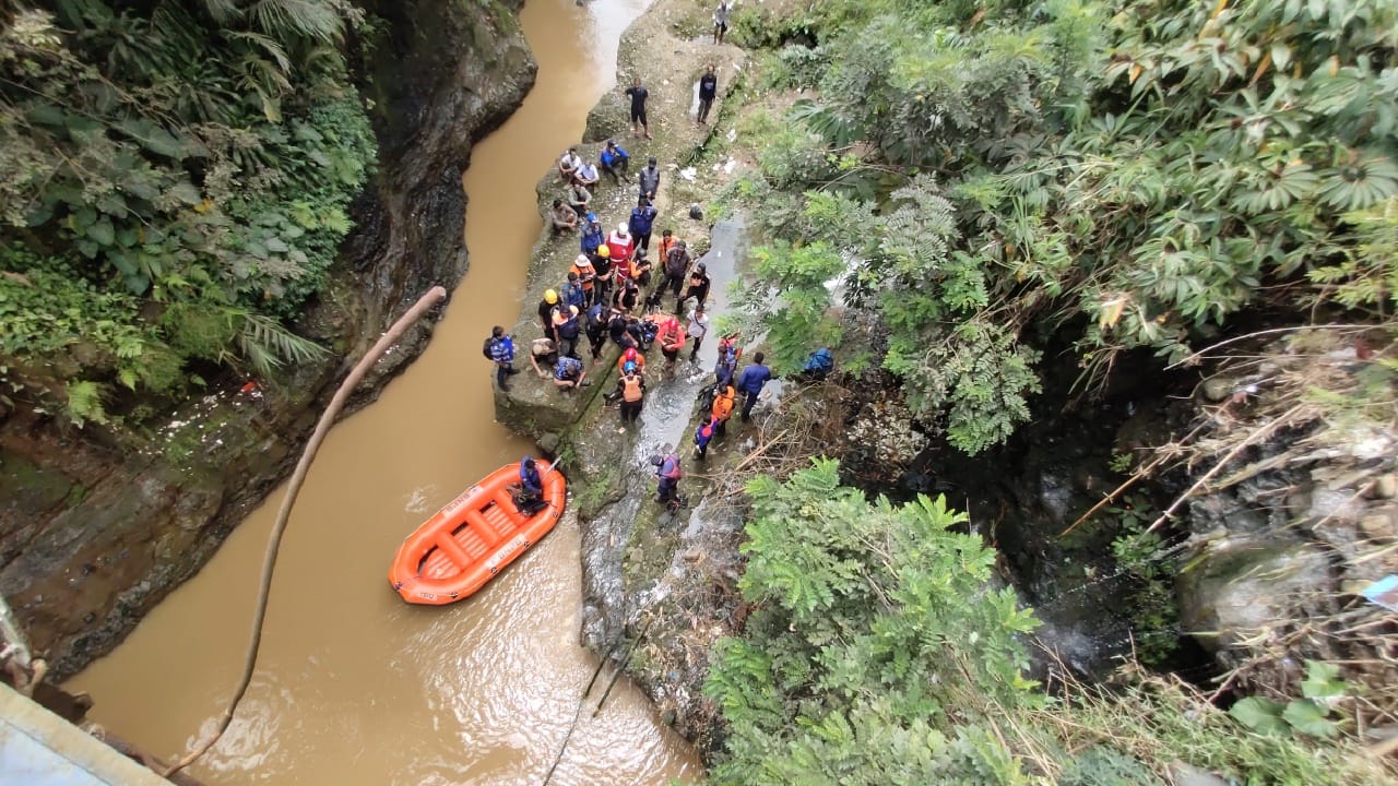 Bersihkan Sampah, Seorang Kakek di Tajur Hanyut di Sungai Ciliwung