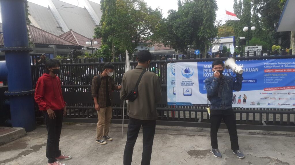 Pemuda Lira Demo Perumda Tirta Pakuan, Ungkap Dugaan Ijazah Palsu Pemuda Lira, Perumda Tirta Pakuan, Ijazah Palsu, Tirta Pakuan