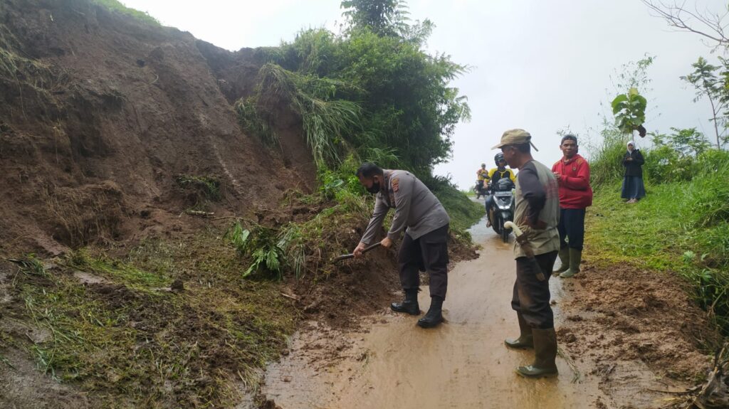 Tanah Longsor di Cigombong, Jalan Warga Terputus Tanah Longsor, Longsor di Bogor, Cigombong, Jalan Warga, Jalan Terputus