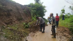 Tanah Longsor di Cigombong, Jalan Warga Terputus Tanah Longsor, Longsor di Bogor, Cigombong, Jalan Warga, Jalan Terputus