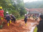 Polisi dan Warga Evakuasi Bencana Longsor di Nanggung Polisi dan Warga, Warga Nanggung, Bencana Longsor, Longsor di Nanggung