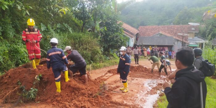 Polisi dan Warga, Warga Nanggung, Bencana Longsor, Longsor di Nanggung 