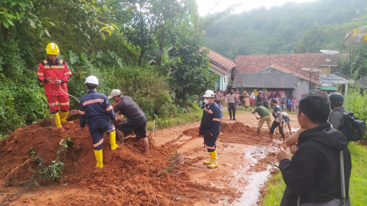 Polisi dan Warga, Warga Nanggung, Bencana Longsor, Longsor di Nanggung 