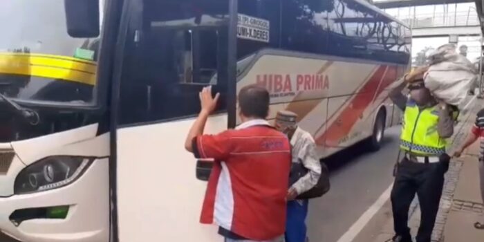 Polisi Bantu Kakek yang Kesulitan Naik Bus, Curi Perhatian Polisi, Polres Jakbar, Kakek Naik Bus, Curi Perhatian