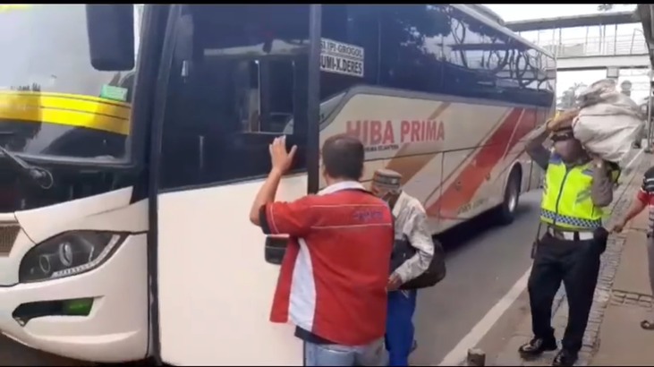 Polisi, Polres Jakbar, Kakek Naik Bus, Curi Perhatian