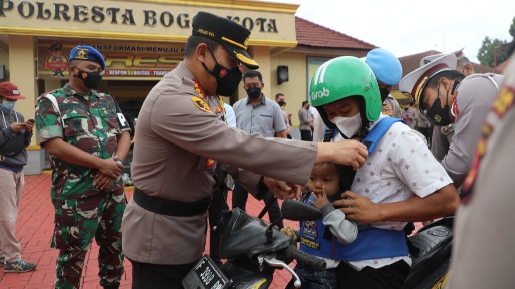 Polresta Bogor Bagikan Sabuk Keselamatan untuk Pengendara yang Membawa Anak Polresta Bogor, Sabuk Keselamatan, Pengendara, Anak