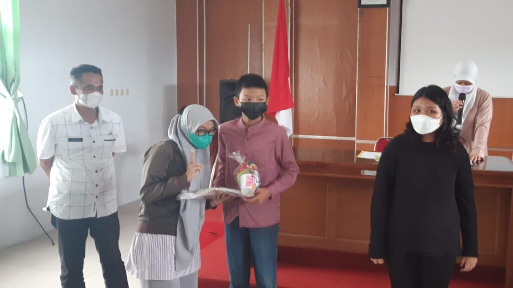 Pengusaha Cafe Bagikan Bantuan untuk Anak-anak di Bogor Selatan Pengusaha Cafe, Pembagian Bantuan, Anak Yatim, Bogor Selatan