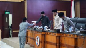 Perda Pesantren dan Perumda Transportasi Pakuan Disahkan Perda Pesantren, Pesantren, Perumda Transportasi Pakuan, Perda Perumda