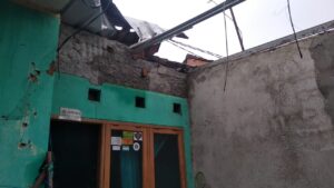 Rumah Warga Ciampea Rusak Diterjang Angin Puting Beliung Rumah Warga, Ciampea, Rumah Rusak, Warga Ciampea, Puting Beliung