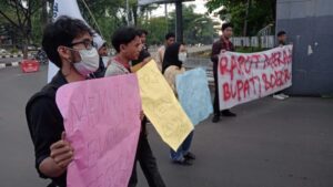Gelar Demonstrasi, Mahasiswa Beri Raport Merah ke Bupati Bogor Demonstrasi, Mahasiswa Bogor, Raport Merah, Bupati Bogor