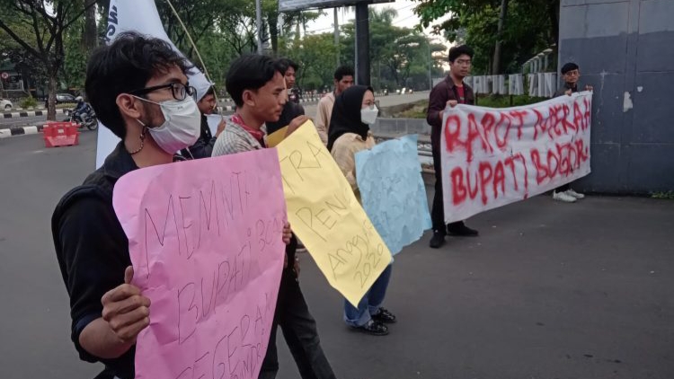 Gelar Demonstrasi, Mahasiswa Beri Raport Merah ke Bupati Bogor Demonstrasi, Mahasiswa Bogor, Raport Merah, Bupati Bogor