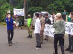Mahasiswa Demo Bupati Bogor saat Meresmikan Peternakan di Situ Udik Mahasiswa Bogor, Bupati Bogor, Peternakan, Situ Udik