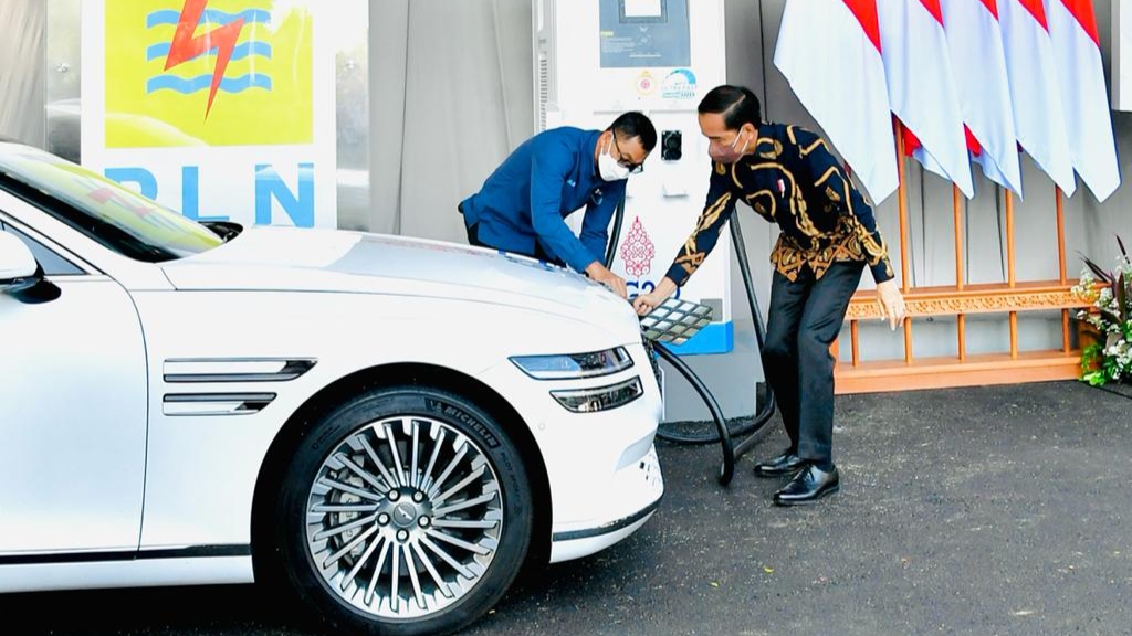 Jokowi, Pengisian Mobil Listrik, Kendaraan Listrik, Mobil Listrik, Pertama di Indonesia
