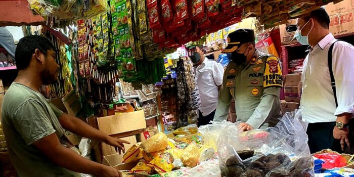 Datangi Pasar, Polsek Cileungsi Cek Harga Minyak Goreng dan Bahan Pokok Pasar Cileungsi, Polsek Cileungsi, Minyak Goreng, Harga Minyak Goreng, Kebutuhan Pokok